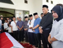 DPRD Babel Beri Penghormatan Terakhir sebelum Almarhum Tarmizi Dikebumikan