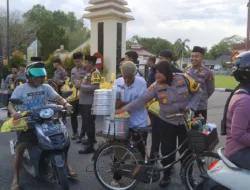 Gandeng Awak Media, Polres Bangka Bagikan Ratusan Takjil ke Pengendara Kendaraan Bermotor
