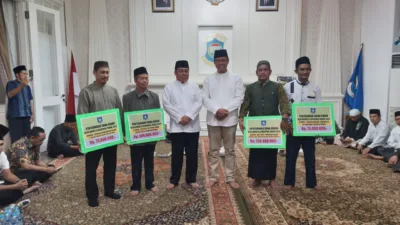 Tunjukkan Pentingnya Kepedulian Sosial, Pj Wali Kota dan Pj Gubernur Serahkan Dana Hibah ke 4 Yayasan