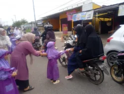 Ramadan Berkah, TK dan Daycare Jasmine Kids Bagikan Ratusan Takjil ke Pengendara