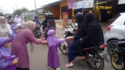 Ramadan Berkah, TK dan Daycare Jasmine Kids Bagikan Ratusan Takjil ke Pengendara