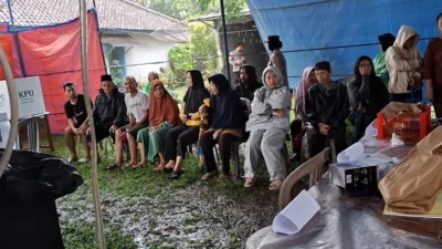Hujan Deras Tidak Surutkan Niat Warga Datang ke TPS, Harap Pemimpin Terpilih yang Terbaik