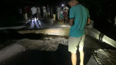 Jalan Penghubung Empat Desa Putus, Warga Parittiga Gotong Royong Bangun Jembatan Darurat 