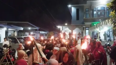 Kumandang Takbir dan Pawai Ratusan Obor Semarakkan Malam Takbiran di Bukit Tani