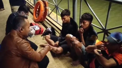 Kapalnya Terbalik Diterjang Ombak, Tiga Nelayan Mentok Berhasil Dievakuasi Tim Gabungan 