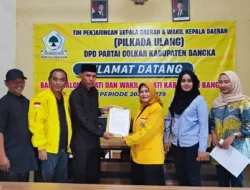 Sebut Punya Strategi ‘Pucak Bangka’, Rustam Jasli Ambil Formulir Bakal Calon Bupati di Partai Golkar