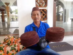 Bertahan di Tengah Keterbatasan Bahan Baku, Syamsudin: Kopiah Resam Harus Dilestarikan