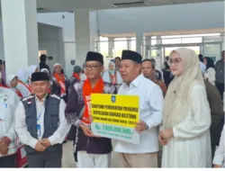 Lepas Keberangkatan 370 Jemaah Calon Haji Kloter 6, Gubernur Hidayat Arsani Serahkan Bantuan Rp 7,8 Miliar