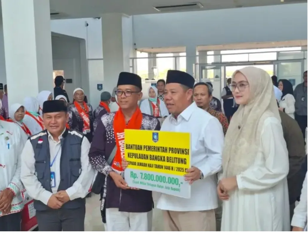 Gubernur Kepulauan Bangka Belitung, Hidayat Arsani menyerahkan bantuan senilai Rp 7.800.000.000,- (Tujuh Miliar Delapan Ratus Juta Rupiah) kepada para jemaah haji Kloter PLM 06, Jumat (9/5/2025) (ist)