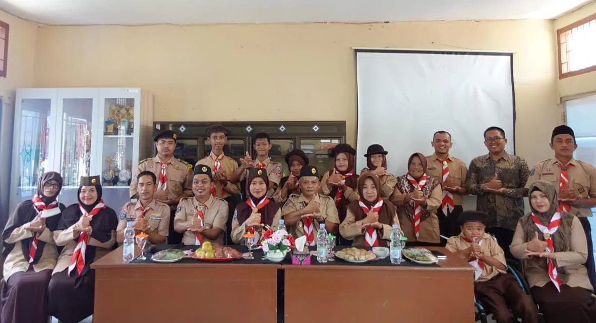 Ketua Kwartir Cabang Gerakan Pramuka Bangka Tengah, Eva Fidia Lestari mengunjungi Pangkalan Gugus Depan Pramuka Berkebutuhan Khusus SLB Koba, Jumat (9/5/2025)