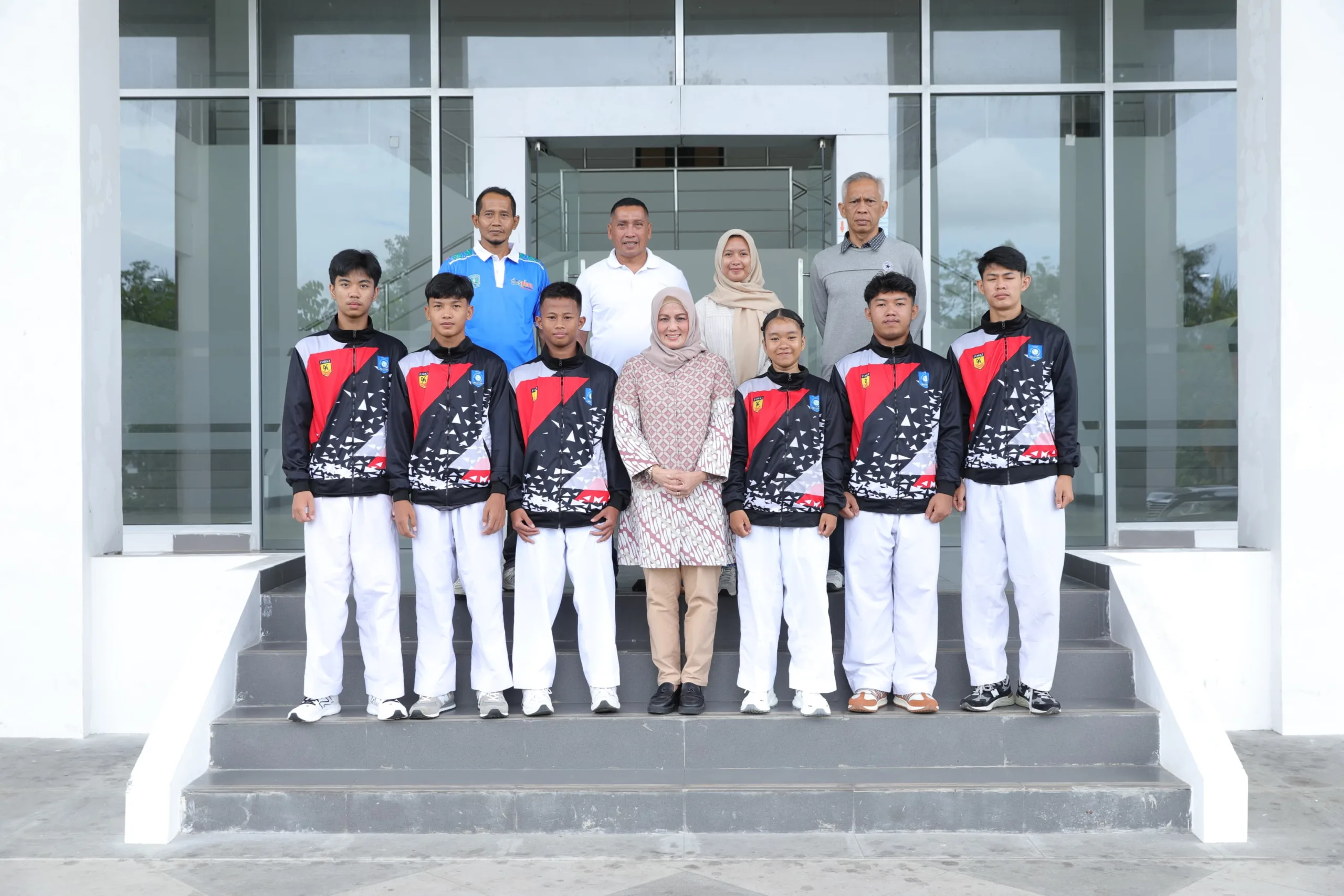Wakil Gubernur Kepulauan Bangka Belitung Hellyana resmi melepas 7 atlet beserta Tim Forki (Federasi Olahraga Karate Indonesia) ke Kejuaraan Nasional (Kejurnas) tahun 2025 di Kantor UPTD Puprprkp, Kabupaten Belitung, Senin (12/5/2025).