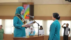 Ketua Tim Penggerak PKK Provinsi Kepulauan Bangka Belitung, Noni Hidayat Arsani berkesempatan melantik Vivi Yuliana Kamaruddin Muten sebagai ketua di beberapa organisasi perempuan di Kabupaten Belitung Timur, Rabu ( 14/05/2025 ).