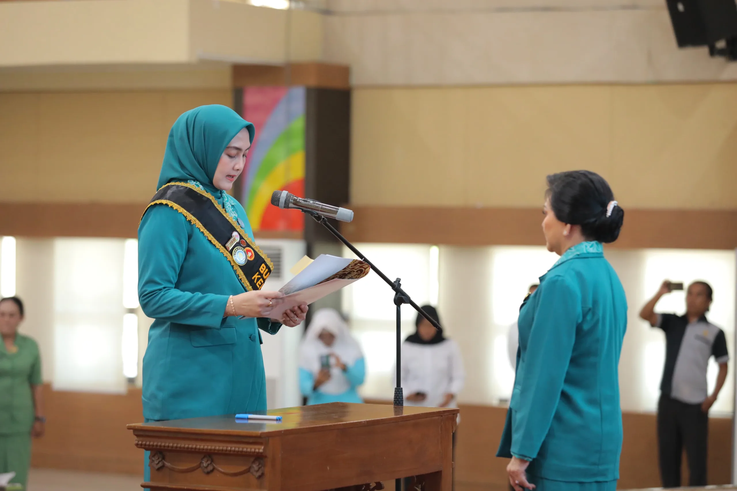 Ketua Tim Penggerak PKK Provinsi Kepulauan Bangka Belitung, Noni Hidayat Arsani berkesempatan melantik Vivi Yuliana Kamaruddin Muten sebagai ketua di beberapa organisasi perempuan di Kabupaten Belitung Timur, Rabu ( 14/05/2025 ).