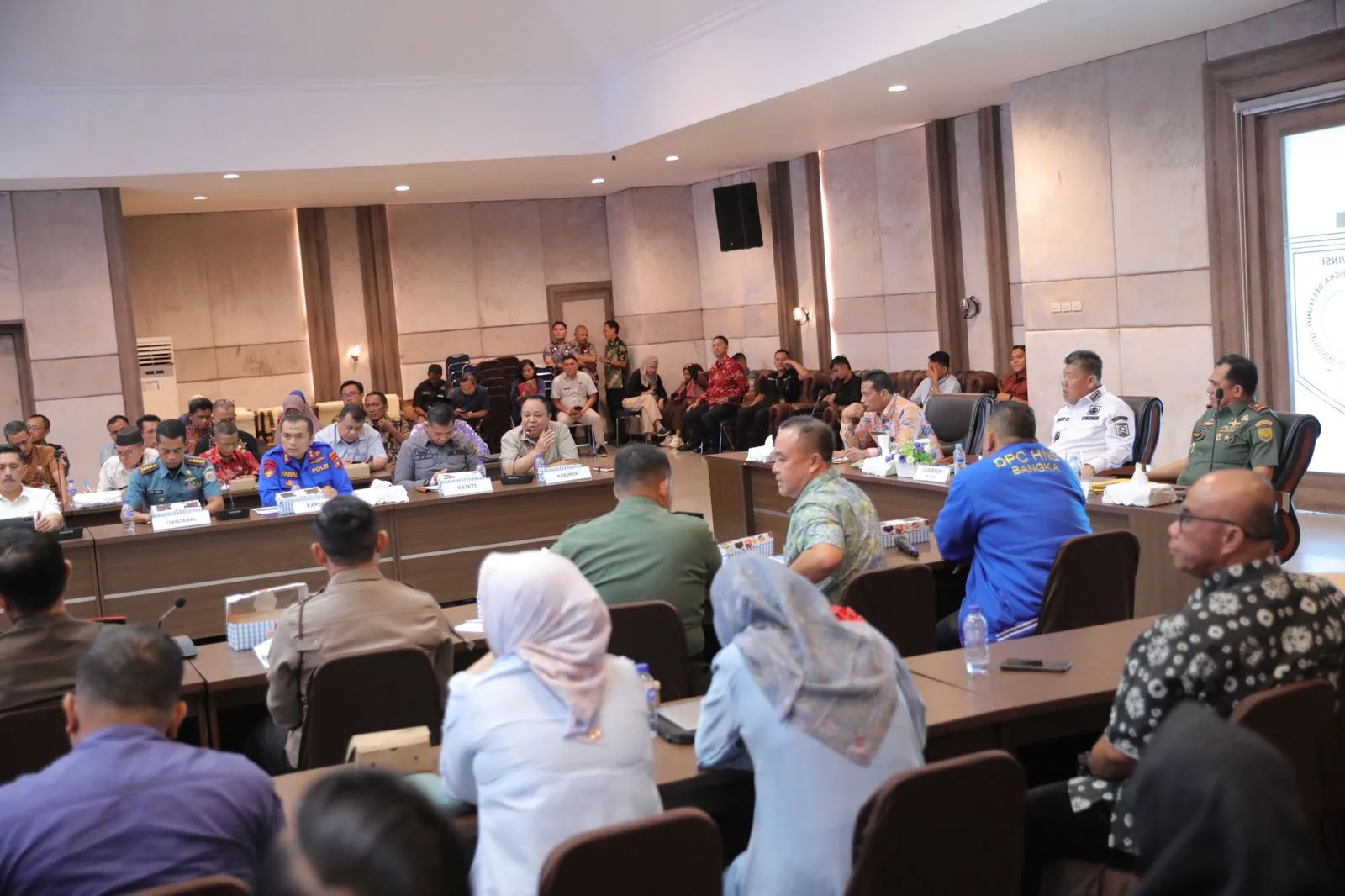 Rakor yang berlangsung di Ruang Pasir Padir lantai II Kantor Gubernur ini juga diikuti oleh instansi terkait hingga nelayan, pada Kamis (15/5/2025).