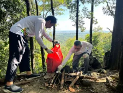 Daki Bukit Pinteir, PLN Babel Beraksi Bersihkan Sampah dan Jaga Lingkungan