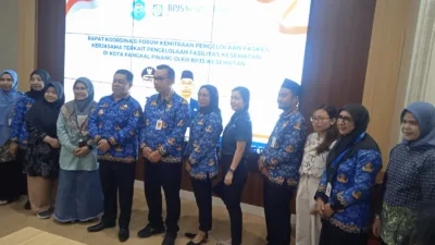 Caption : Pj Wali Kota bersama dengan BPJS Kesehatan Kota Pangkalpinang, Rumah Sakit-Rumah Sakit, Kepuskesmas juga dihadiri dari IDI, dari Kepala Rumah Sakit Swasta, Rumah Sakit Pemerintah, Kepuskesmas, Kepala Dinas Kesehatan dan Stakeholder, saat melakukan pertemuan, Selasa (20/5/2025).