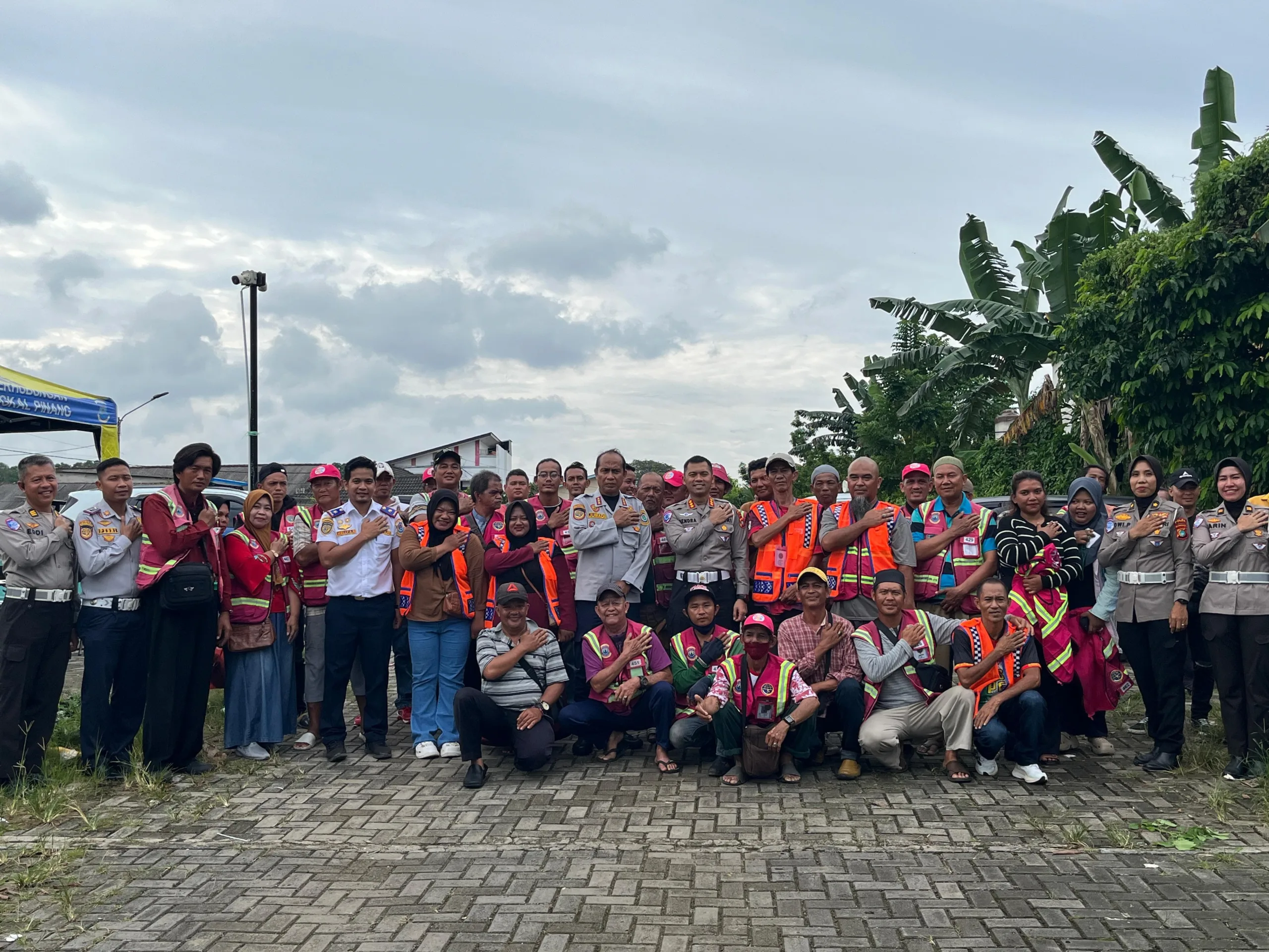 Direktorat Lalu Lintas Polda Bangka Belitung memberikan pelatihan dan pembinaan kepada para Juru Parkir (Jukir) yang ada di Kota Pangkalpinang, Selasa (20/5/25).