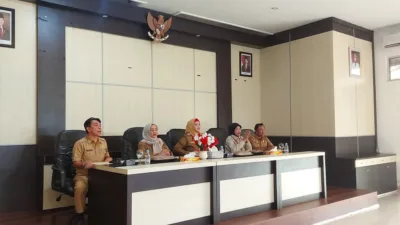 Staf Khusus Menteri Koperasi dan UKM, Prof. Ambar Pertiwiningrum saat memberikan pemaparan pembentukan KDMP di Kabupaten Basel, Selasa (20/5/2025)