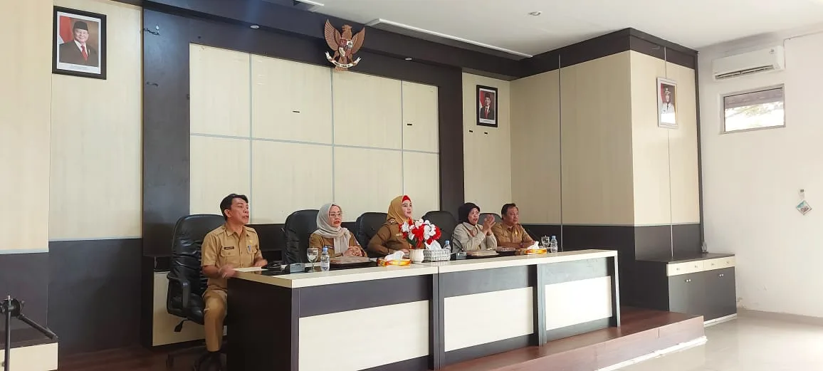 Staf Khusus Menteri Koperasi dan UKM, Prof. Ambar Pertiwiningrum saat memberikan pemaparan pembentukan KDMP di Kabupaten Basel, Selasa (20/5/2025)
