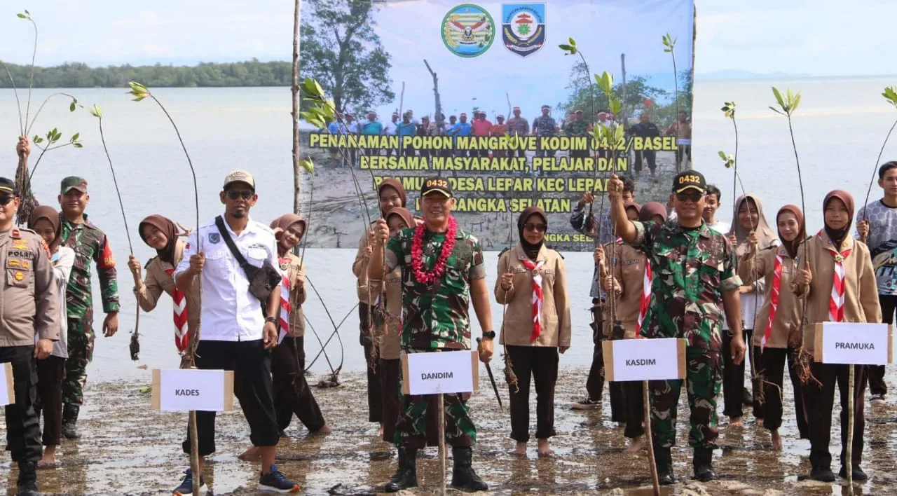 Dandim Basel, Letkol Arh Sebmy Setiawan beserta rombongan saat menanam 1.000 pohon mangrove di desa Kumbung, Lepar Pongok, Rabu (21/5/2025).