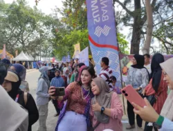 Ayu Azhari Diserbu Penggemar di Festival Pasir Padi 6