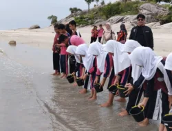 Libatkan Siswa SD, KPSDA Babel Sebar Ratusan Benih Ikan di Pantai Batu Ketak