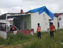 BPBD Gerak Cepat Pasang Terpal Sementara di Rumah Warga Yang Terdampak Angin Puting Beliung