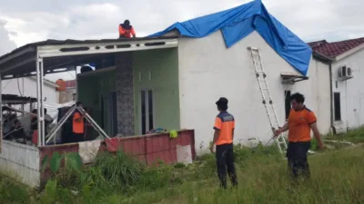 BPBD Gerak Cepat Pasang Terpal Sementara di Rumah Warga Yang Terdampak Angin Puting Beliung