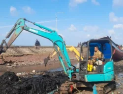 Bupati Bangka Selatan, Riza Herdavid Pakai Eksavator Bersihkan Sampah, Ajak Warga Budayakan Bersih-bersih