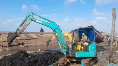 Bupati Bangka Selatan, Riza Herdavid Pakai Eksavator Bersihkan Sampah, Ajak Warga Budayakan Bersih-bersih