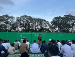 Solat di Lapangan Gelora Mentok, Yus Derahman Ajak Tingkatan Iman dan Ikhlas 