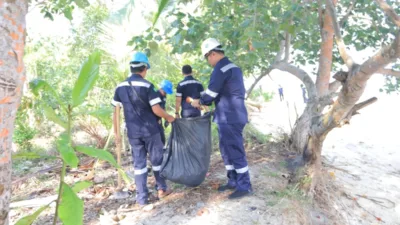 Peringati Hari Lingkungan Hidup, PT Timah Bersihkan Pantai dan Tanam Pohon di Kundur