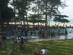 Libur Lebaran dan Akhir Pekan, Ribuan Wisatawan Padati Pantai Tikus Emas