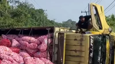 Pecah Ban, Truk Bermuatan 8 Ton Bawang Terguling, Jadi Perhatian Warga