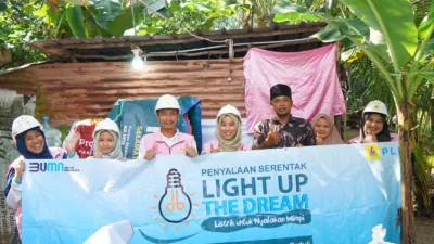 Kolaborasi Srikandi dan YBM PLN Babel, Terangi Rumah Bapak Sulaiman lewat Program Light Up The Dream (LUTD)