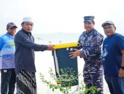 Kolaborasi PT Timah dan Pokdarwis Rambak: Jaga Keindahan Pantai Batu Tunggal Lewat Bantuan Alat Kebersihan