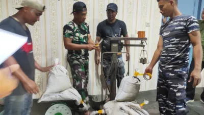 TNI AL Babel Timbang Ulang Timah Ilegal dari KM Indah Jaya, Diduga akan Diselundupkan ke Malaysia