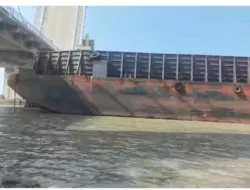 Jembatan Emas Aman! Tongkang Blue Shapire Hanya Tabrak Pengaman Sungai