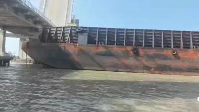 Jembatan Emas Aman! Tongkang Blue Shapire Hanya Tabrak Pengaman Sungai