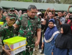 Tak Sekadar Tinjauan, KASAD Turun Langsung Tabur Benih Ikan, Bagi-Bagi Bantuan hingga Sapa Warga di Tengah Hujan
