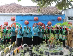 Ketua TP PKK Babel, Noni Hidayat Puji Semangat Kader PKK Taman Sari