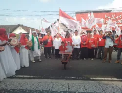 Diiringi Kerito Surong dan Rebana Pasangan Eka- Radmida Datang Mendaftar di KPU Pangkalpinang 