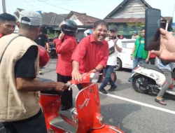 Tunggangi Vespa Merah, Pasangan Udin-Dessy Diantar Ratusan Pendukung Daftar ke KPU Pangkalpinang