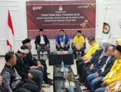 Dikawal Ratusan Pendukung, Pasangan Rato-Ramadian Jadi Bacalon Ketiga yang Mendaftar di KPU Bangka
