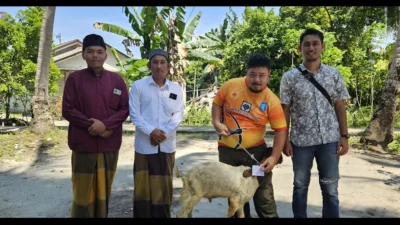 Pesona Bay Wiew Hotel  Berbagi, Serahkan Hewan Kurban di Masjid Al-Muhajirin Rambak