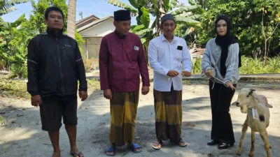 Manajemen Pantai Tikus Emas Peduli, Serahkan Bantuan Hewan Kurban di Masjid Al-Muhajirin Rambak