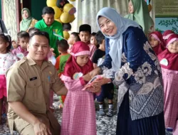Hari Pertama Masuk Sekolah, Ketua Pokja Bunda PAUD Keliling Tempilang 