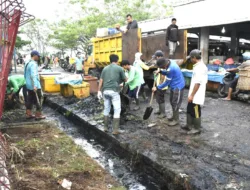 Wabup Bangka Barat Gencarkan Jumat Bersih di Pasar Mentok 