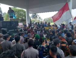 Ribuan Warga Geruduk Kantor Gubernur, Tolak Rencana Penambangan