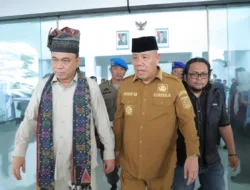 Gubernur Hidayat Arsani Sambut MenkopUKM di Bandara Depati Amir